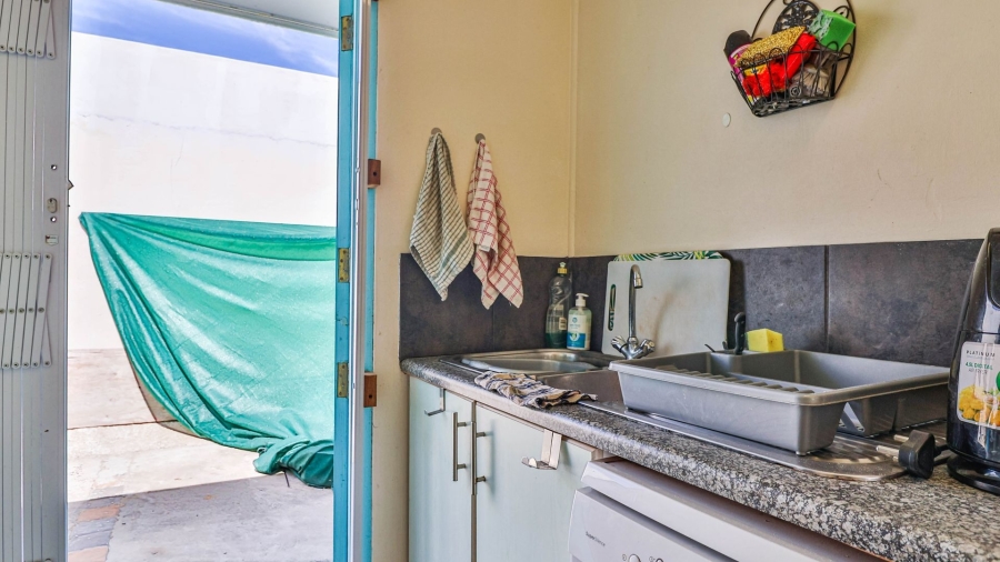 4 Bedroom Property for Sale in Perlemoenbaai Western Cape